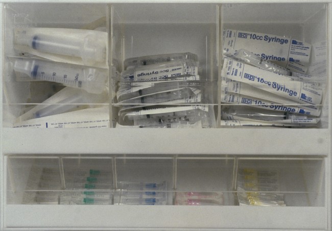 Damien Hirst, Love will Tear us Apart, 1995, Plastic Cabinet, needles, syringes, 35.50 x 50.90 x 22.30 cm © Damien Hirst/White Cube Gallery of Modern Art