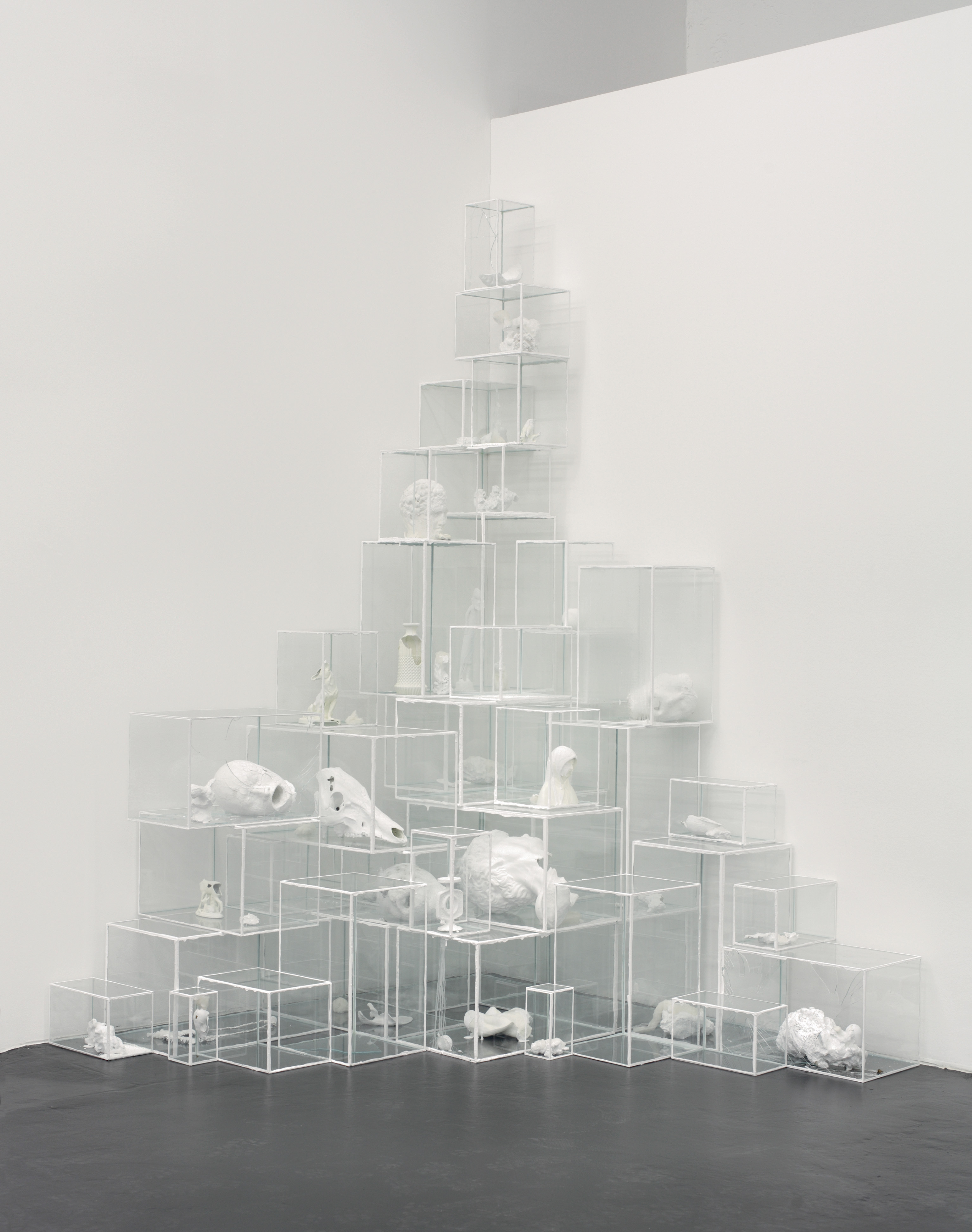 Terence Koh, Untitled (White Light #1), 2006. Installazione, materiali diversi tra cui vernice, gesso, cera, porcellana, legno, metallo, ossa, teschi, plastica, bronzo e materiali organici in 42 vetrine di vetro. Dimensioni variabili (in figura 272x185x190 cm). Collezione privata, Bologna