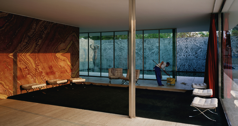 Jeff Wall, Morning Cleaning, Mies van der Rohe Foundation, Barcelona, 1999. Lightbox, 187 x 351 cm. Courtesy dell’artista