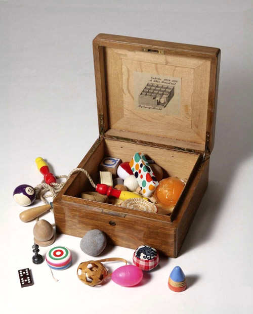 George Brecht, Valoche 1959-1975. Flux fravel aid, 1970Wooden box containing playing plastic and balls Collection Bonotto Archive