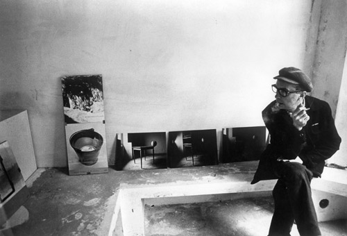Agnetti nel suo studio con le opere Mass Media e Della Provvisorietà Courtesy Archivio Vincenzo Agnetti Milano
