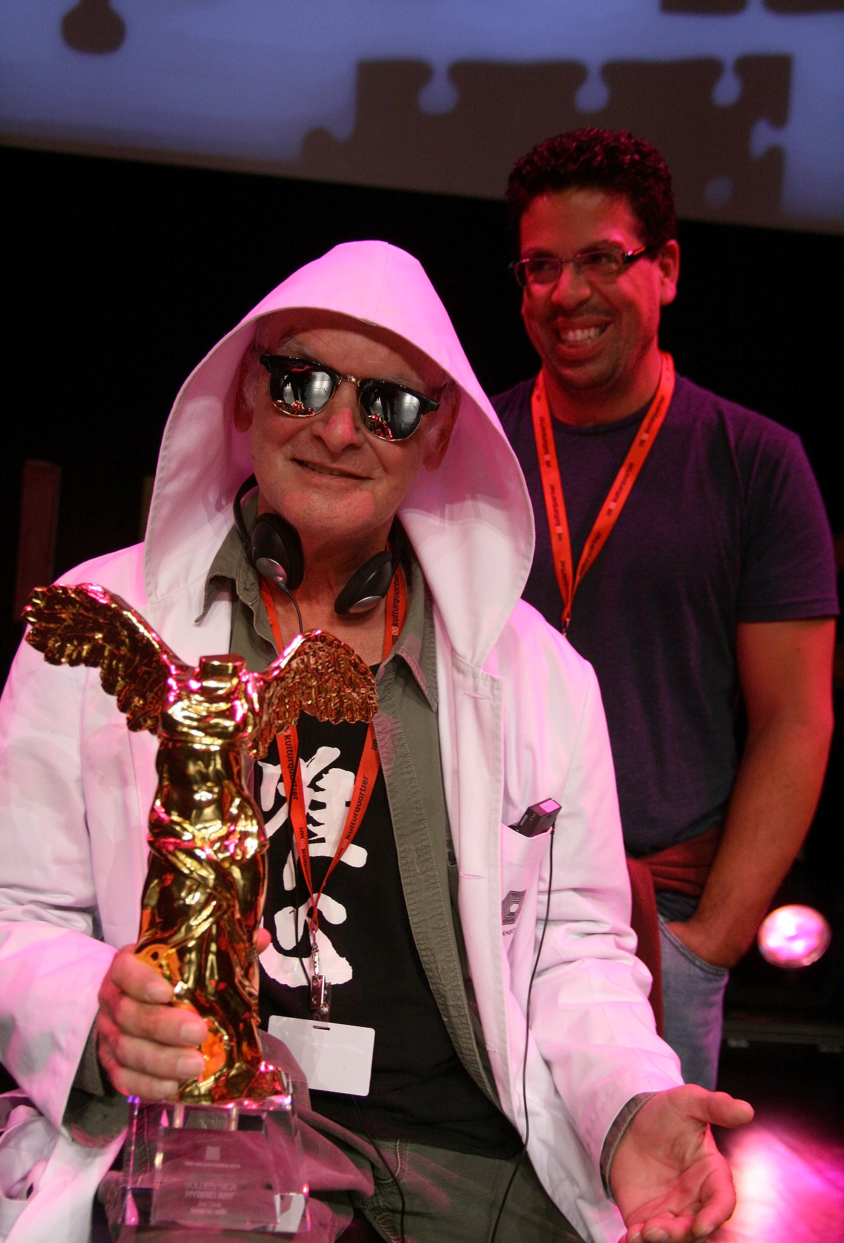 Joe Davis con la Golden nica del premio Ars Electronica 2012 nella categoria Hybrid Art per la sua Bacterial Radio