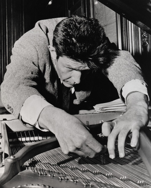 John Cage sul piano preparato