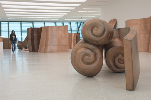 Danh Vo. Fabulous Muscles, Museion, 2013, exhibition view. In primo piano: We the People © Danh Vo, courtesy Galerie Chantal Crousel. Foto Othmar Seehauser. 