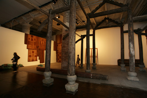 Danh Vo, Hoang Ly church, Thai Binh Province, Vietnam. 2013 Wood, steel, stone Foto: Francesco Galli Courtesy la Biennale di Venezia