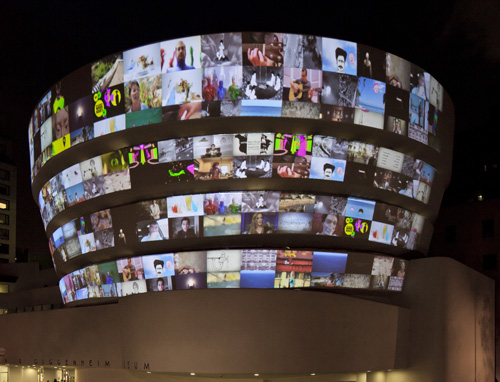 Proiezione di video da YouTube sulla facciata del Guggenheim New York