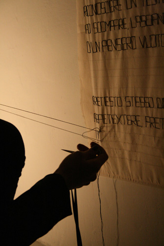 Arianna Fantin, 2011, Performance_1 – Pretesto eLaSTiCo (ex Fragilecontinuo), Bologna, Gennaio 2011, Arte Fiera Off, ph. Greta Bizzotto