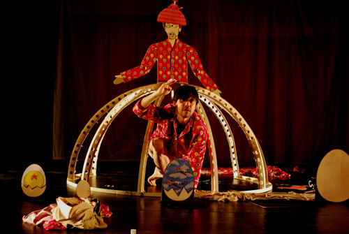 Mamoru Iriguchi, Into the skirt, performance, 2010