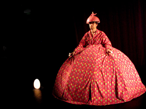 Mamoru Iriguchi, Into the Skirt, performance, 2010