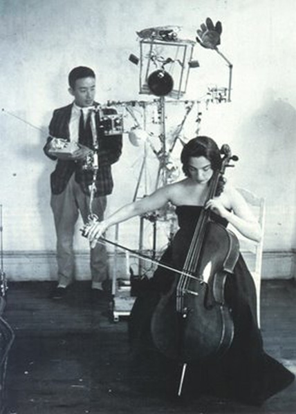 Nam June Paik e Charlotte Moorman, performance con Robot K-456, 1964