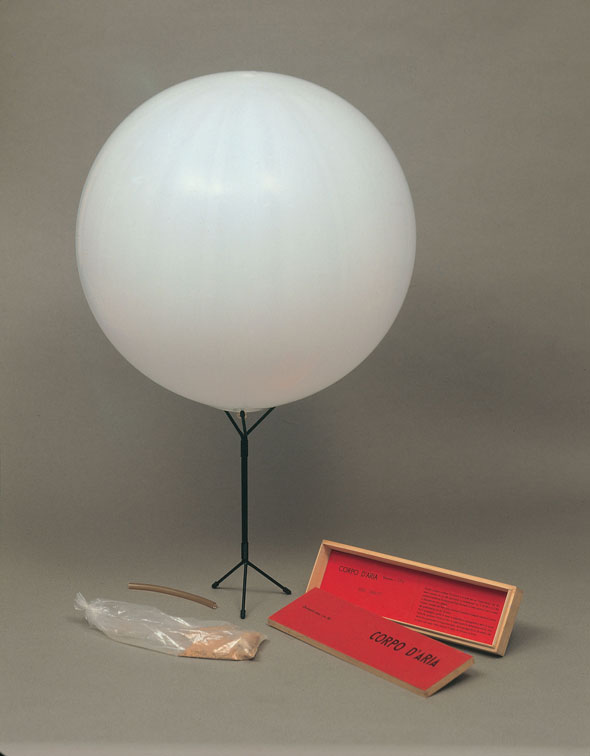 Corpo d’aria n. 28, 1959-1960, scatola in legno, contenente palloncino in gomma, tubo per gonfiare e piedistallo, 4,8x42,7x12,4 cm. Fondazione Piero Manzoni, Milano. Foto Giovanni Ricci/Annalisa Guidetti