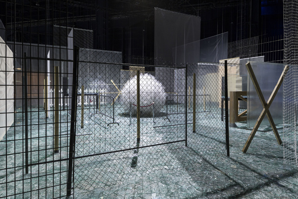 Através, 1983-1989 - Installation view at Fondazione HangarBicocca, 2014 Foto/Photo Agostino Osio - Courtesy Fondazione HangarBicocca, Milan; Cildo Meireles