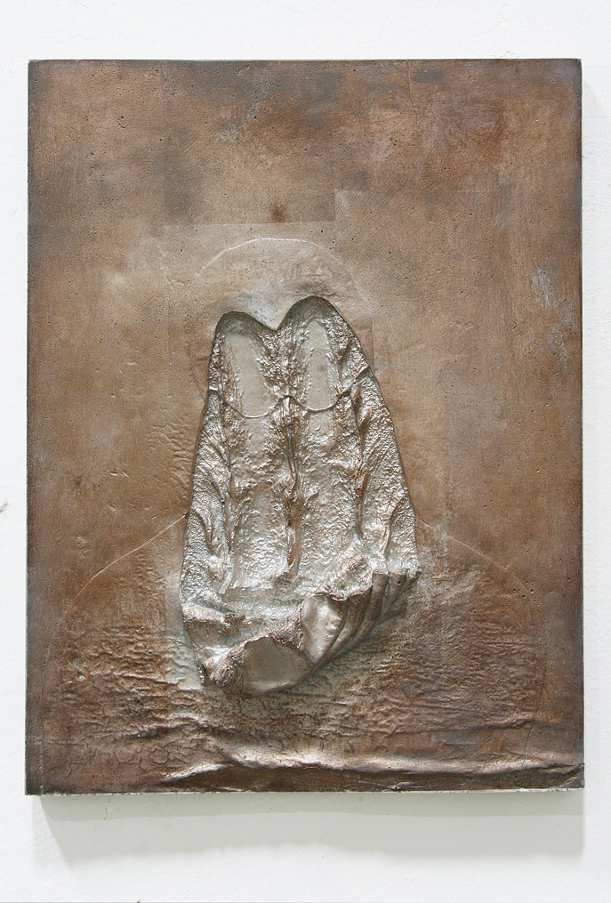 2. Nicola Samorì, Gli occhi nel petto, 2013-2014,foglia d’argento su gesso alabastrino, 40x30x5 cm