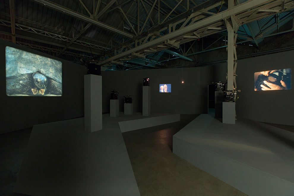 João Maria Gusmão + Pedro Paiva, installazione della mostra presso HangarBicocca, Milano. Photo Agostino Osio, courtesy Fondazione HangarBicocca, Milano