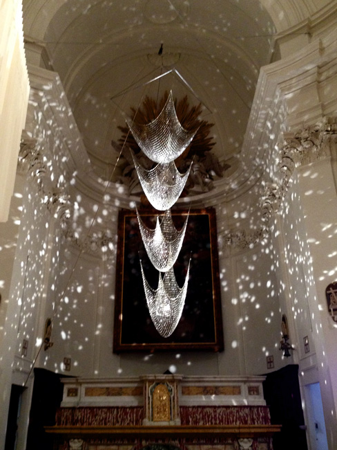 Marcello Chiarenza, La pesca delle stelle, 2014 Installazione presso la Chiesa San Francesco di Camerano Foto © Eleonora Roaro