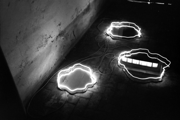 Franco Guerzoni, Pozze d'acqua, specchi e luce al neon, 1969 Foto di Luigi Ghirri e Franco Guerzoni