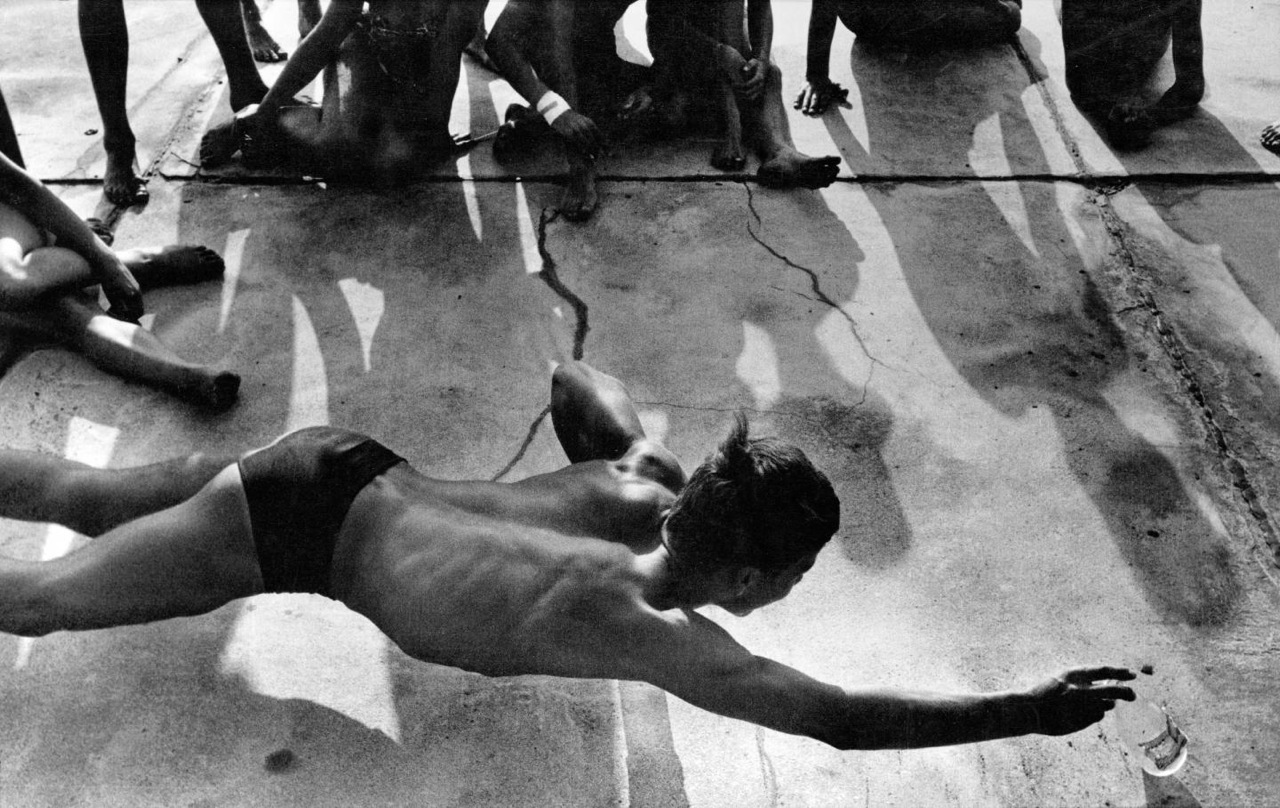 Will McBride, Flaschenspiele im Strandbad Wannsee, 1958, Courtesy of Will McBride