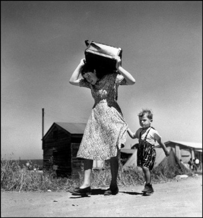 Immigrants arriving at Sha'ar Ha'aliyah at the camp of Rosh Hay'n, where they had to stay until housing was found for them. Haïfa, Israël. 1948. © Robert Capa / International Center of Photography / Magnum Photos
