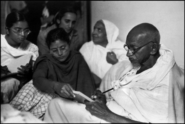 Gandhi dictates a message, just before breaking his fast. Birla House, Dehli, India. 1948. © Henri Cartier-Bresson / Magnum Photos