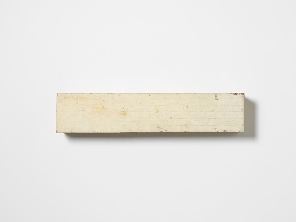 Lawrence Carroll, Untitled, 1985, olio, cera, tela su legno 20,3x96,5x15,2 cm. Museo Cantonale d'Arte, Lugano. Donazione Panza di Biumo