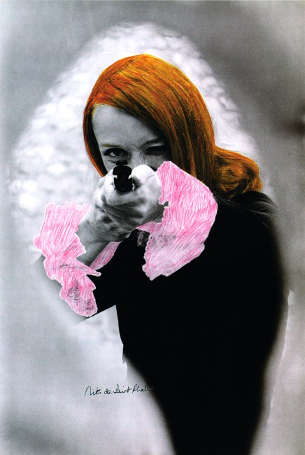 Niki de Saint Phalle en train de viser. 1972, photographie en noir et blanc rehaussée de couleur extraite du film Daddy. © Peter Whitehead