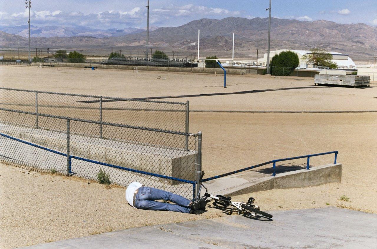 Tobias Zielony. Dirt Field, aus der Serie: Trona, 2008 © Tobias Zielony