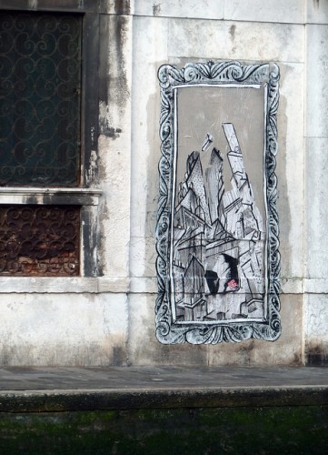 Ella et Pitr, 2011, Venezia. Collage denuniato, poi reincollato dopo una negoziazione con la polizia veneziana.