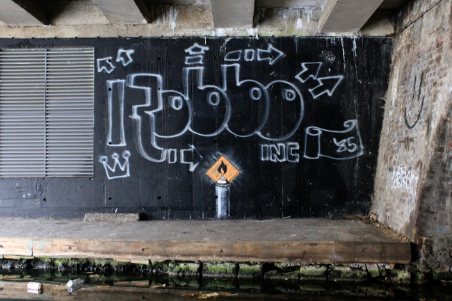Banksy, Regent’s Canal, omaggio a Robbo sul muro della contesa, 2011