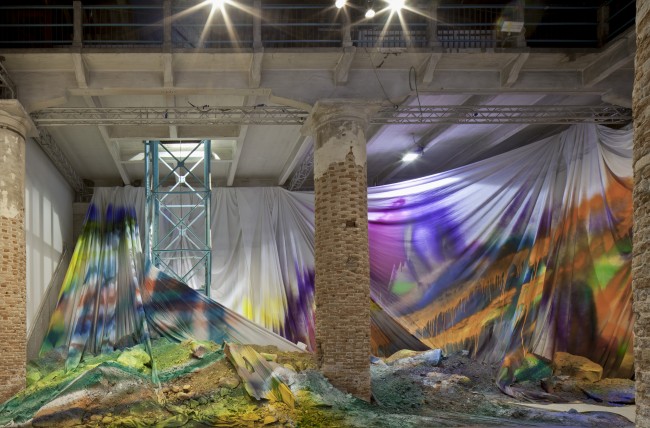 Katharina Grosse, Das Bett, 2004, Acrilico su parete, pavimento e oggetti vari. 280 × 450 × 400 cm, 56. Esposizione Internazionale d’Arte - la Biennale di Venezia, All the World’s Futures, Photo by Alessandra Chemollo, Courtesy by la Biennale di Venezia