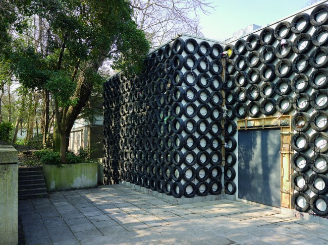 The Israeli Pavilion, Tire Wall, 2015, installaBon view, detail