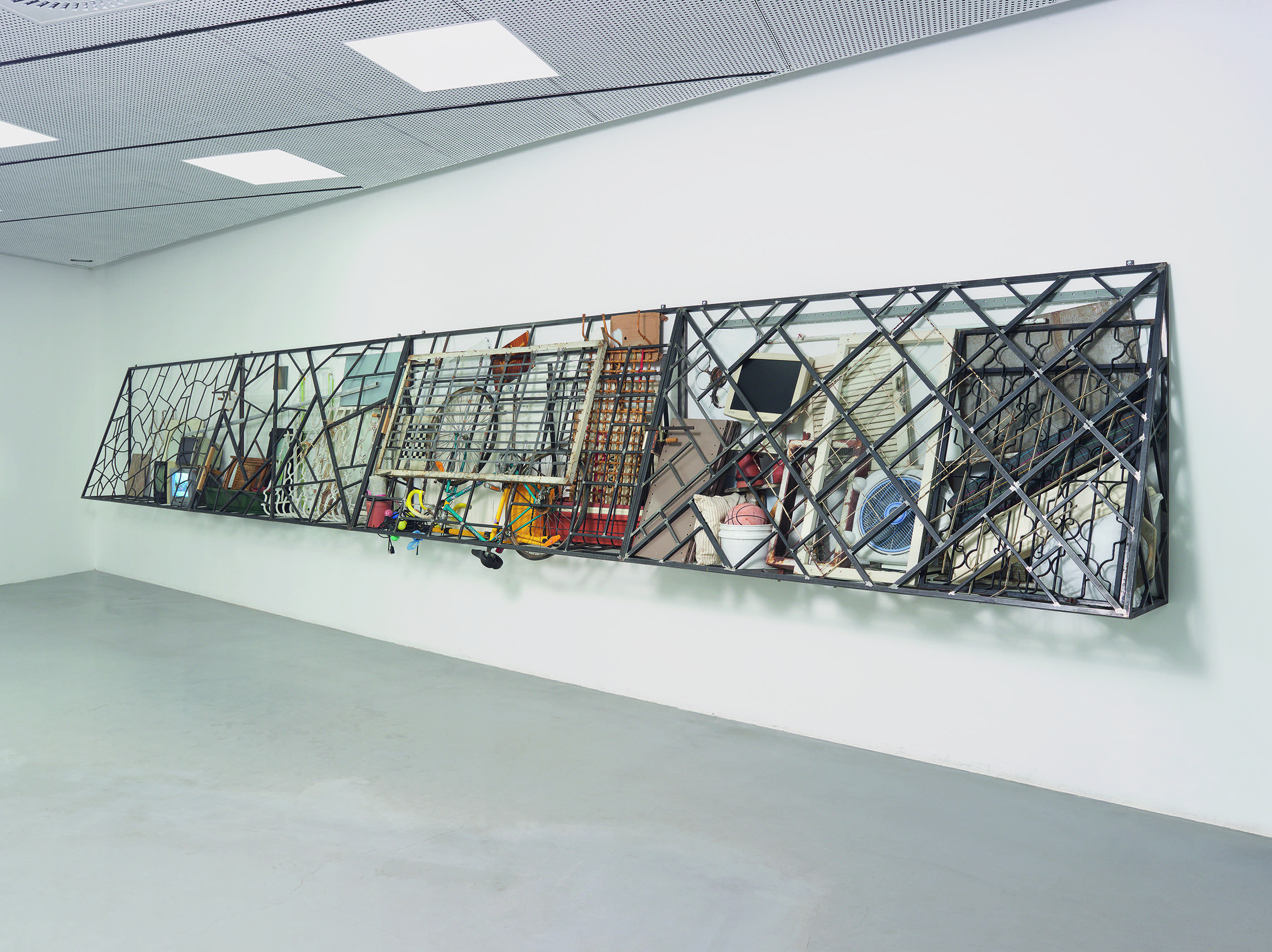 Lattice, 2015, iron, found objects, 140×1,020×50, installation view