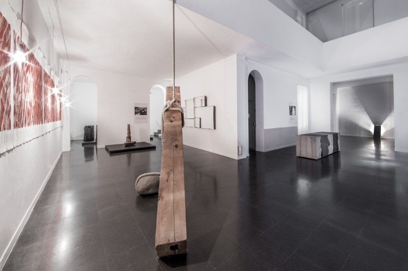 Veduta parziale della mostra Mono-ha Fondazione Mudima, 2015. Foto di Fabio Mantegna