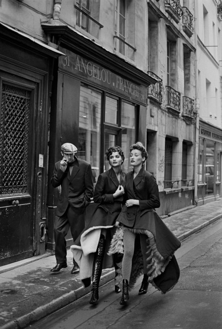 Peter Lindbergh Paris by Night : Folies légères (Lionel Vermeil, Helena Christensen et Marie-Sophie Wilson) Publié dans Vogue France, Novembre 1991. Veste redingote en alpaga, doublée de fausse fourrure fuschia et cuissardes en cuir verni. Veste redingote en soie noire, doublée de plumes de coq d’élevage vertes, bottines en cuir verni. Collection French Cancan collection, Prêt-à-porter, automne-hiver 1991-92. © Peter Lindbergh