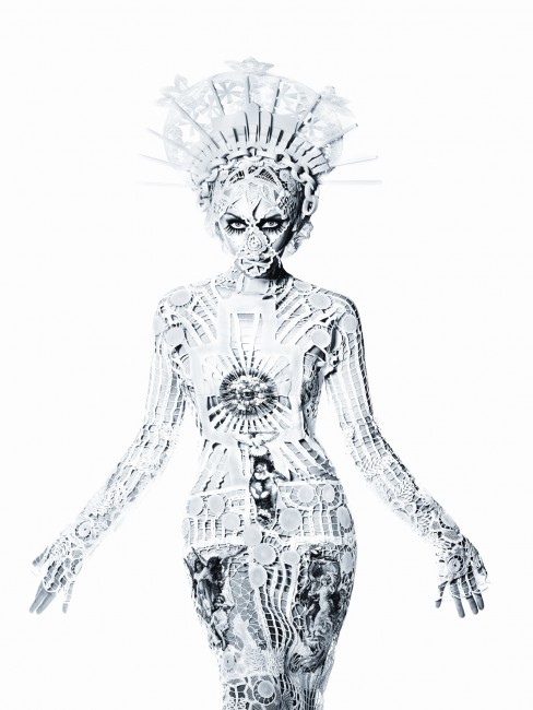 William Baker Kylie Minogue X Tour 2009 Modèle « Immaculata », Robe en filet brodé à grands motifs en lin découpés blancs Collection Les Vierges, Haute couture printemps-été 2007 © Roc Nation / Kylie Minogue 