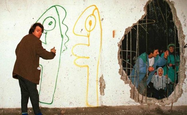 Thierry Noir nella “striscia della morte”, 1989, photo by theguardian.com