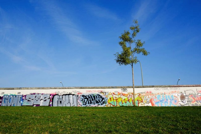 East Side Gallery (faccia verso la riva dello Spree), photo by yomadic.com