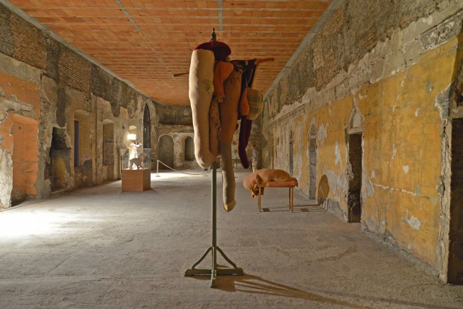 contemporary locus 8, Monastero del Carmine, vedutaEvgeny Antufiev, Untitled, 2013 Stoffa, filo / Fabric, thread, 65 x 65 x 36 cm. Courtesy Collezione Maramotti, Reggio Emilia