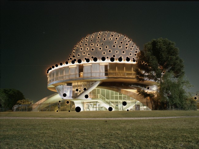 Ernesto Ballesteros, 152 sources de lumière cachées (152 fuentes de luz tapadas), 2005, 104 x 153 cm, photographie intervenue avec un marqueur indélébile noir. Courtesy de l’artiste