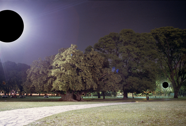 Ernesto Ballesteros, 59 sources de lumière cachées (59 fuentes de luz tapadas), 2005, 86 x 125 cm, photographie intervenue avec un marqueur indélébile noir. Courtesy de l’artiste