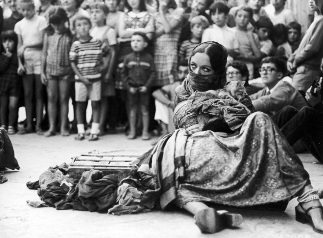 Michelangelo Pistoletto e Lo Zoo, L’uomo ammaestrato, Vernazza, 17 agosto 1968 (dettaglio: Maria Pioppi). (nell’ambito di Per_formare una collezione #2).  Collezione Cittadellarte – Fondazione Pistoletto, Biella. Foto © Bruno Scagliola