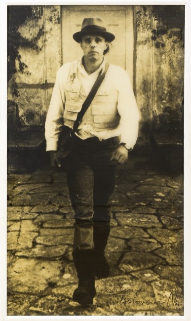 Joseph Beuys, La Rivoluzione siamo noi, 1971; MADRE, Napoli (nell’ambito di Per_formare una collezione #4). Collezione privata, Napoli e Collezione Trisorio, Napoli, in comodato al MADRE-Museo d’arte contemporanea Donnaregina, Napoli. Courtesy Fondazione Donnaregina per le arti contemporanee, Napoli. Foto © Amedeo Benestante