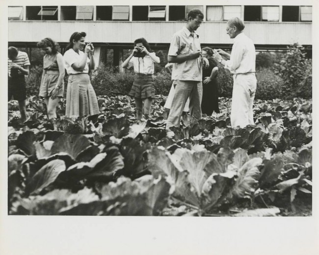 Black Mountain College: Classe di Fotografia con Josef Albers, Lake Eden Campus, 1944 c.ca © Courtesy of Western Regional Archives, States Archives of North Carolina