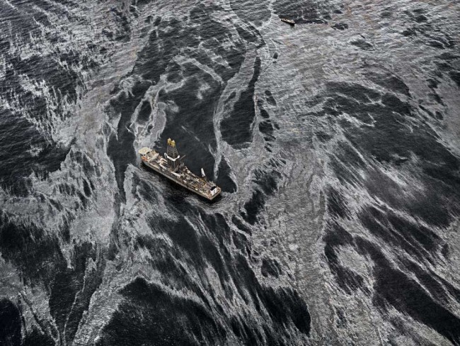 Fuoriuscita di petrolio n. 2 Discover Enterprise, Golfo del Messico, USA 2012 © Edward Burtynsky / courtesy Admira, Milano