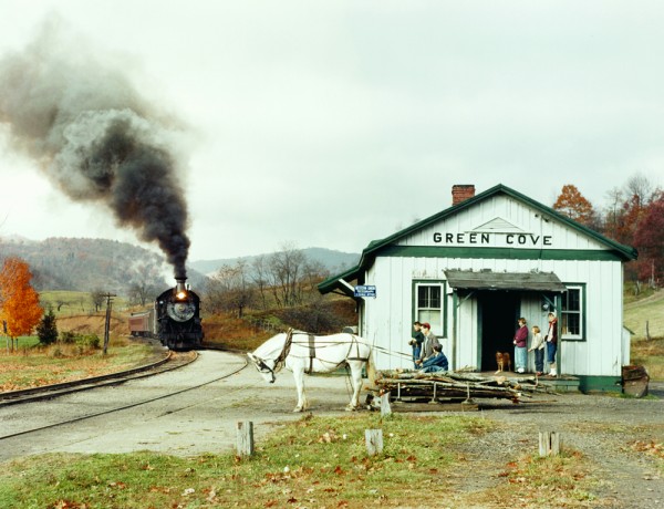 O. Winston Link Maud si inchina al Virginia Creeper, Green Cove, Virginia, 1956 © The Estate of O. Winston Link, courtesy Robert Mann Gallery