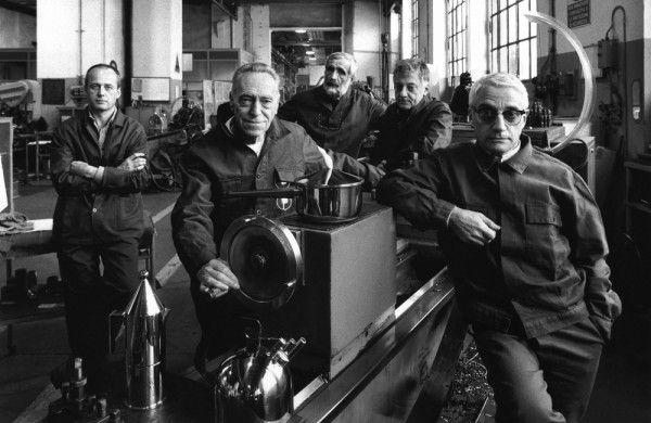 Gianni Berengo Gardin. L’industriale Alberto Alessi, i designer Achille Castiglioni, Enzo Mari, Aldo Rossi, Alessandro Mendini, Milano 1989 © Gianni Berengo Gardin/Contrasto