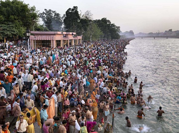 Kumbh Mela n. 1 Haridwar, India 2010 © Edward Burtynsky / courtesy Admira, Milano 