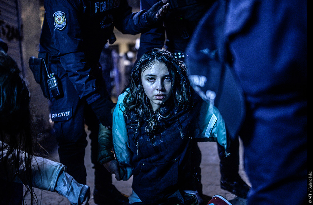 Uno sguardo sul mondo | BǛLENT KILIÇ - Visions of Turkey. Istanbul, 12 marzo 2014. Una giovane ragazza viene fotografata dopo essere stata ferita durante gli scontri avvenuti in seguito al funerale di Berkin Elvan, il quindicenne morto a Istanbul l’anno precedente per le ferite riportate durante le proteste anti-governative. © AFP/Bülent KiliçBulentKilic