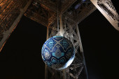 Earth Crisis, la sfera di Shepard Fairey nel cuore della Tour Eiffel