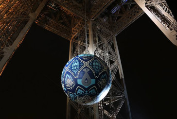 Earth Crisis, la sfera di Shepard Fairey nel cuore della Tour Eiffel