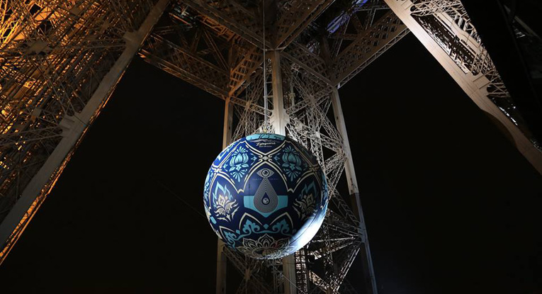 Earth Crisis, la sfera di Shepard Fairey nel cuore della Tour Eiffel